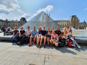 Louvre-nál a csapat